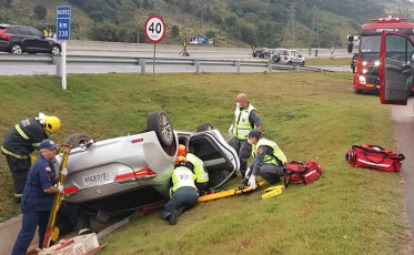Idoso morre após colisão entre Corolla e caminhão