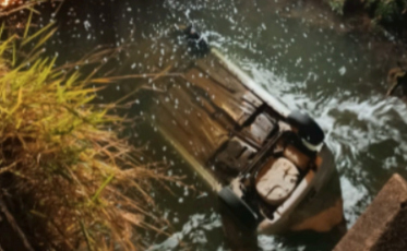 Passageiro morre após carro cair de ponte e ficar submerso em rio em Criciúma