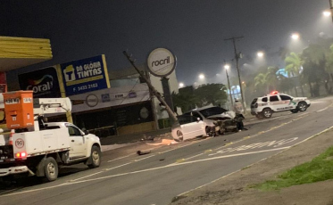 Carro colide em poste na Avenida Centenário