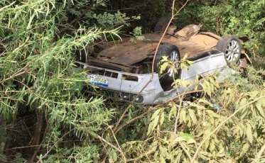 Duas crianças ficam feridas após colisão entre veículos na BR-282