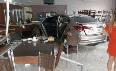 Veículo invade estabelecimento após colisão
