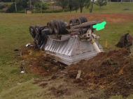 Colisão resultou no capotamento do caminhão, mas motorista não sofreu ferimentos graves | Foto: Divulgação/CBMSC