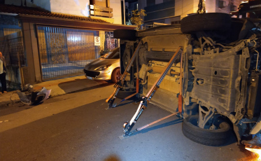 Susto! Após colisão, carro tomba no centro de Criciúma