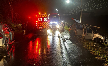 Colisão frontal deixa dois feridos e mobiliza bombeiros em Criciúma