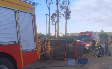 Caroneira fica presa às ferragens após acidente de trânsito em Passo de Torres