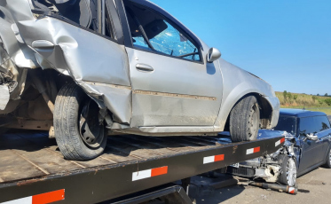 Pedaço de pneu causa acidente na Via Rápida