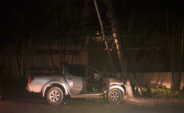 Veículo colide e derruba poste em Criciúma (ATUALIZADA)