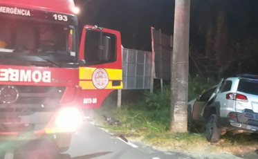 Motorista bate em poste de energia em Garopaba