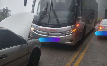 Carro e ônibus colidem na Serra do Rio do Rastro