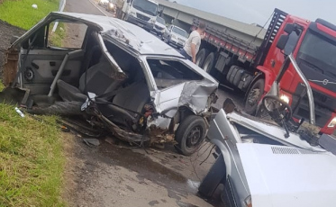 Acidente entre carro em caminhão na BR-101