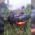 Mulher é hospitalizada após saída de pista e capotamento em Gravatal