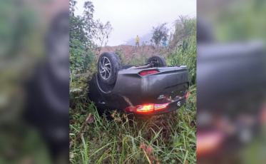 Mulher é hospitalizada após saída de pista e capotamento em Gravatal