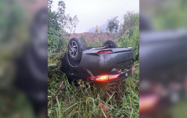 Mulher é hospitalizada após saída de pista e capotamento em Gravatal