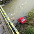 Carro despenca de ponte de 15 metros e idoso sobrevive em SC