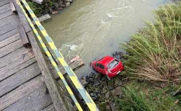 Carro despenca de ponte de 15 metros e idoso sobrevive em SC