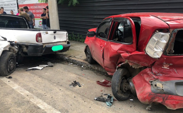 Condutor em fuga bate em sete carros no Centro (VÍDEOS)