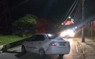 Carro colide contra poste de energia em Capivari de Baixo