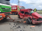 Motorista fica gravemente ferido em acidente entre carro e carreta