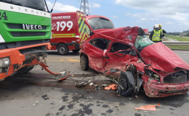 Motorista fica gravemente ferido em acidente entre carro e carreta