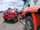 Motorista fica gravemente ferido em acidente entre carro e carreta