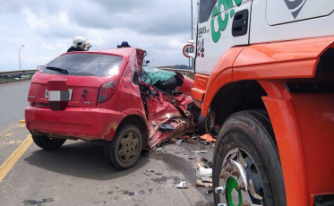 Motorista fica gravemente ferido em acidente entre carro e carreta