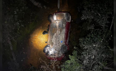 Carro cai em rio e mobiliza bombeiros após suspeita de afogamento em Lauro Müller