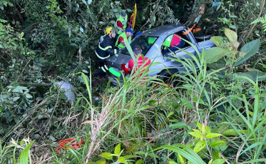 Criciúma: Após saída de pista, motorista precisa ser socorrido de ribanceira
