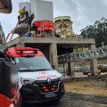 Trabalhador cai em máquina industrial e é socorrido em SC