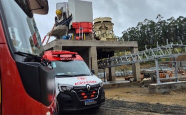 Trabalhador cai em máquina industrial e é socorrido em SC