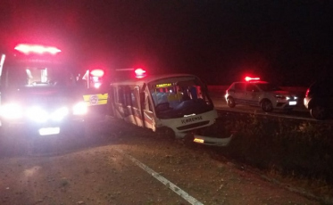 Micro-ônibus com 12 passageiros sofre acidente na Quarta Linha