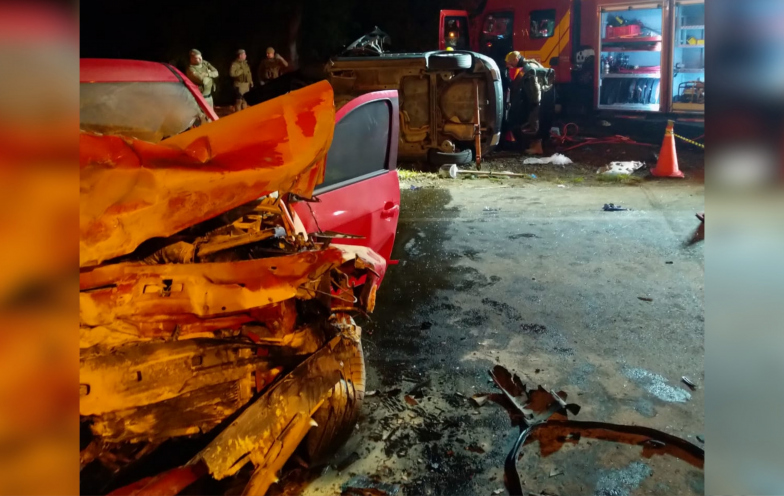 Grave colisão frontal deixa dois mortos e quatro feridos em Criciúma