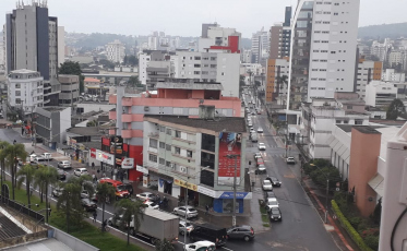 Acidente entre moto e carro complica trânsito na Centenário
