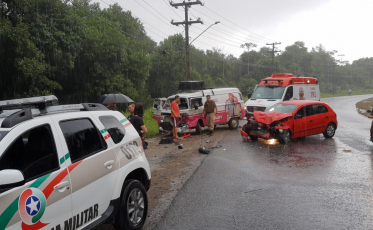 Acidente envolve três veículos na Imigrantes Poloneses