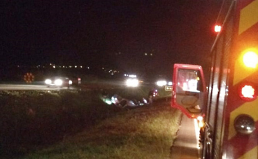 Veículo capota na BR-101 em Tubarão