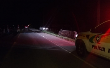 Carro colide em trator e homem fica ferido na Serra