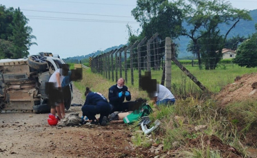 Arremessado após capotamento, jovem fica gravemente ferido no São Bento Alto