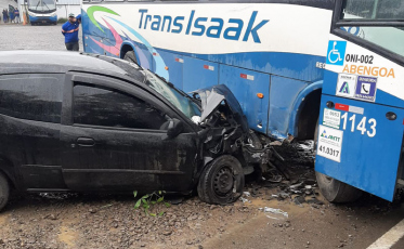 Carro colide com ônibus em Urussanga