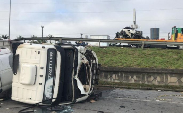 Trânsito interditado na BR-101 em Palhoça, no sentido Curitiba 