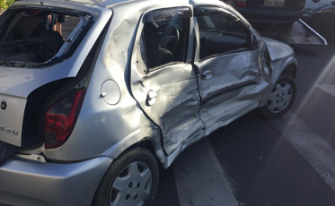 Acidente grave entre caminhão e carro