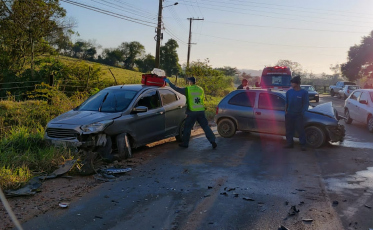 Colisão entre carros deixa motoristas feridos em Jaguaruna