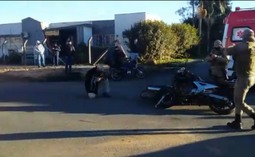 Duas motos colidem em carro na Santos Dummont