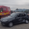 Motorista fica ferido após colisão entre carro e caminhão em SC
