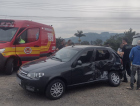 Motorista fica ferido após colisão entre carro e caminhão em SC