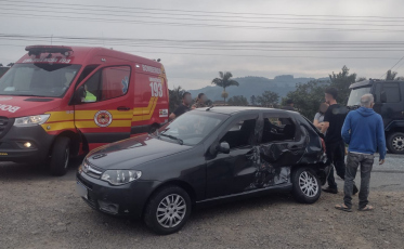 Motorista fica ferido após colisão entre carro e caminhão em São Ludgero
