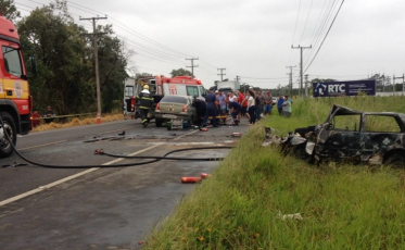 Mulher fica presa nas ferragens após colisão frontal