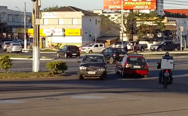 Dois carros colidem na Próspera