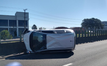 Capotamento deixa vítima ferida na BR-101 em Sombrio