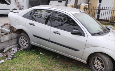 Acidente envolvendo dois carros deixa motorista ferido em Passo de Torres