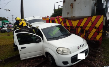 Colisão entre carro e trem no Pinheirinho