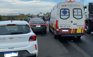 Colisão entre carro e caminhão deixa duas pessoas feridas na BR-101 em Içara